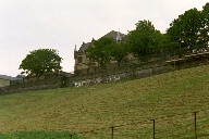 Stadtmauer mit Botschaft
