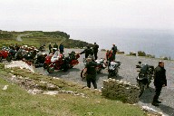 Mopedfahrer an den Klippen