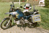 BIG mit Alukoffer und Zelt im Hintergrund auf dem 2. Campingplatz