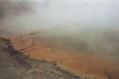 Nebel steigt aus dem Wasser